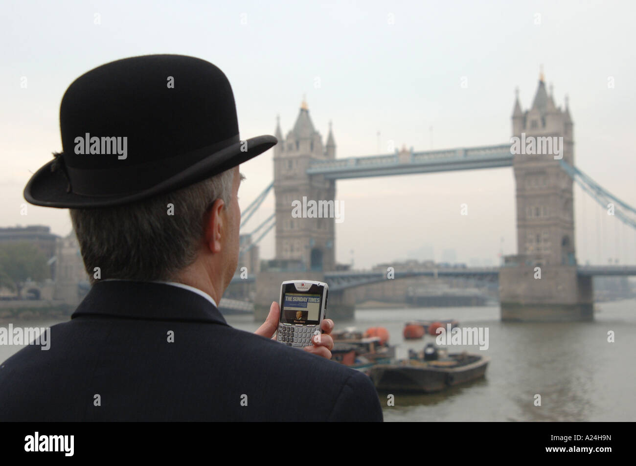 City Gent con lo smartphone Blackberry Foto Stock