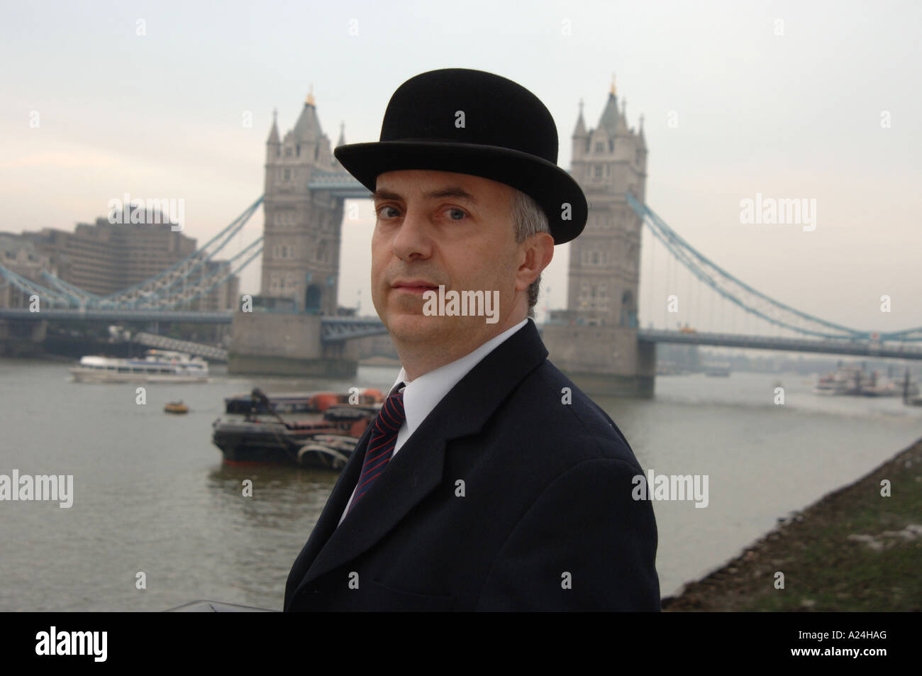 City Gent presso il Tower Bridge di Londra Foto Stock