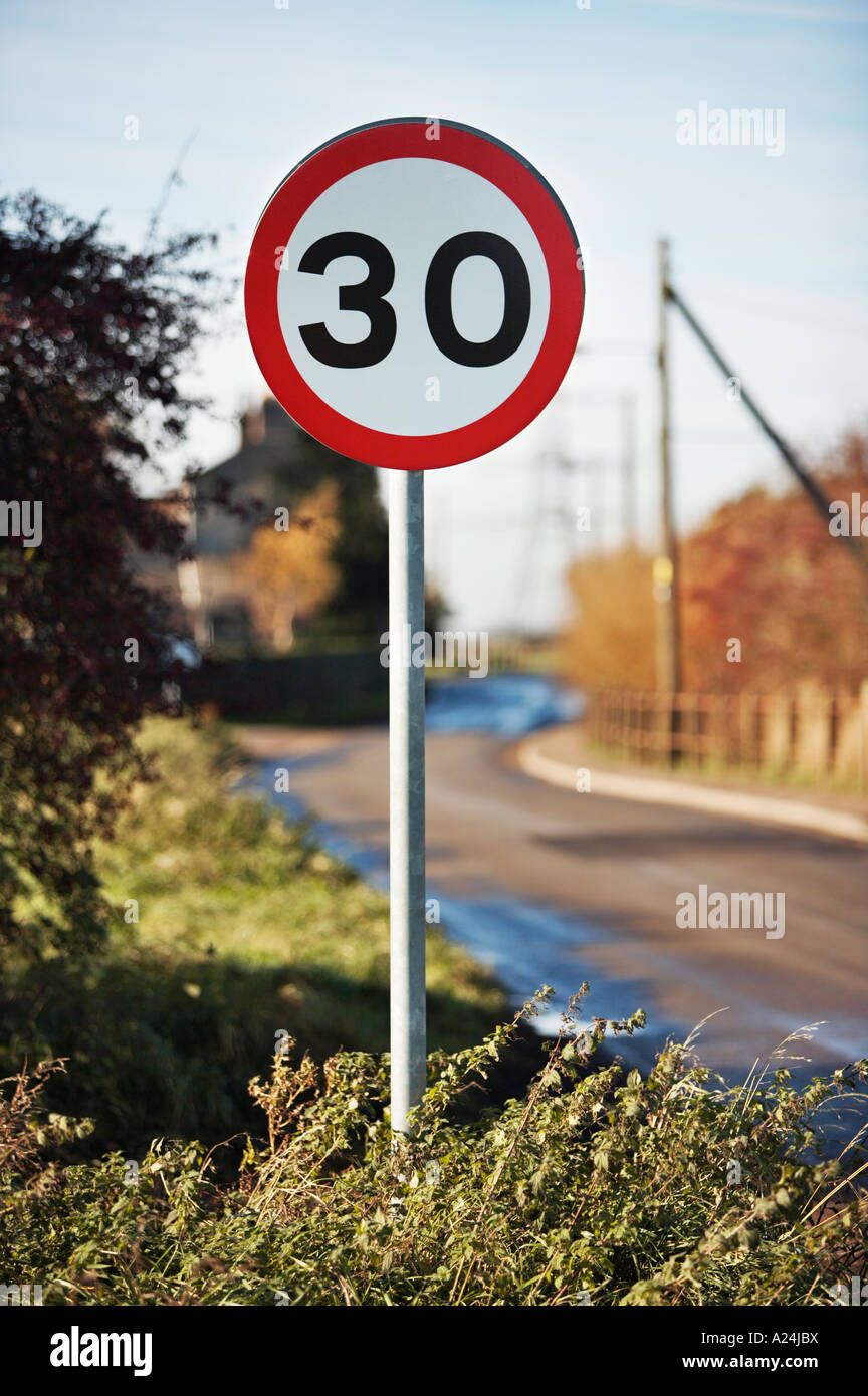 Cartello stradale - limite di velocità di 30 mph su una strada rurale ai margini di un piccolo villaggio, Inghilterra, Regno Unito Foto Stock