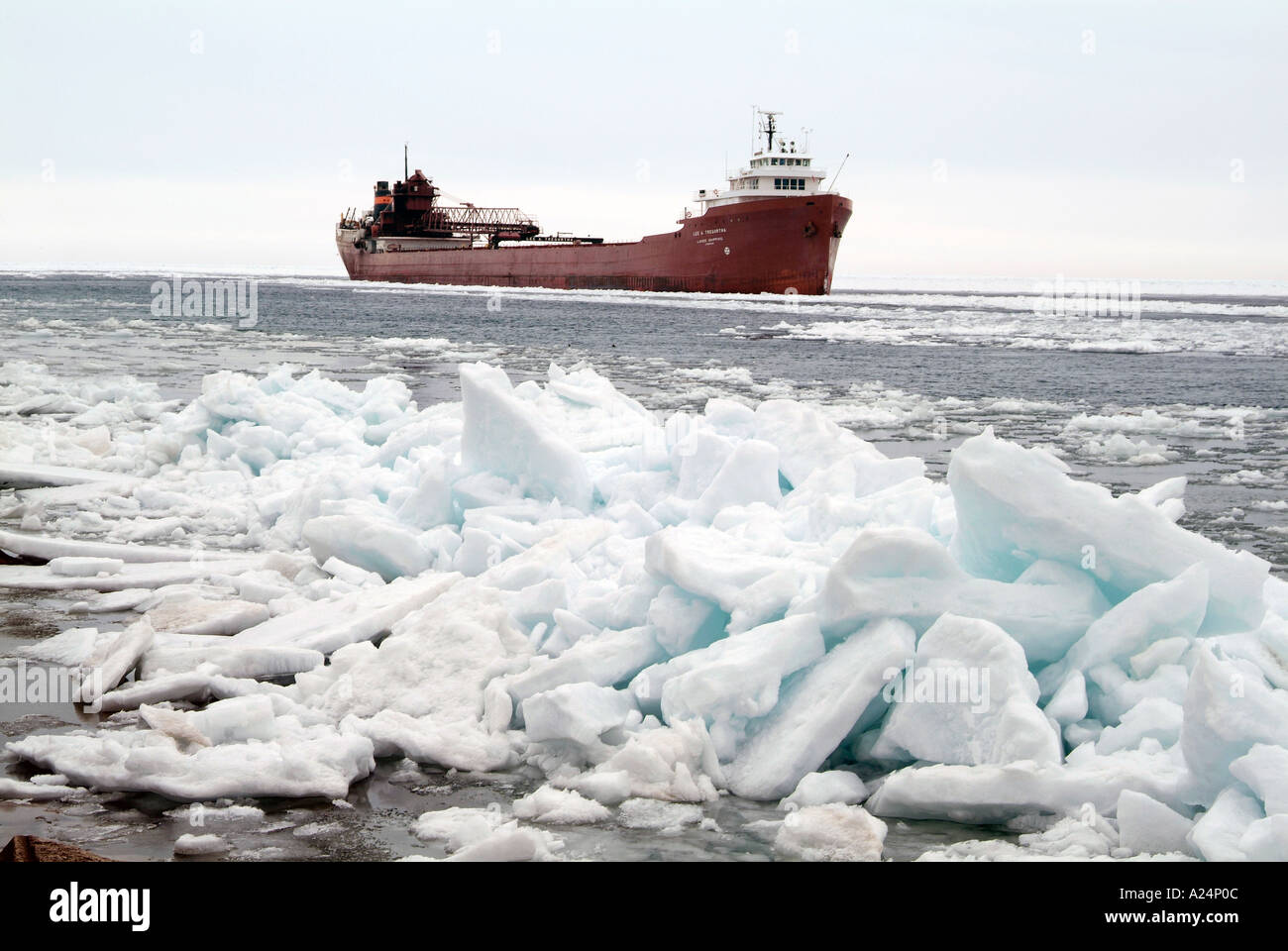 Grandi Laghi freighter navigare impacchi ghiaccio sul Lago Huron a Port Huron Michigan Foto Stock