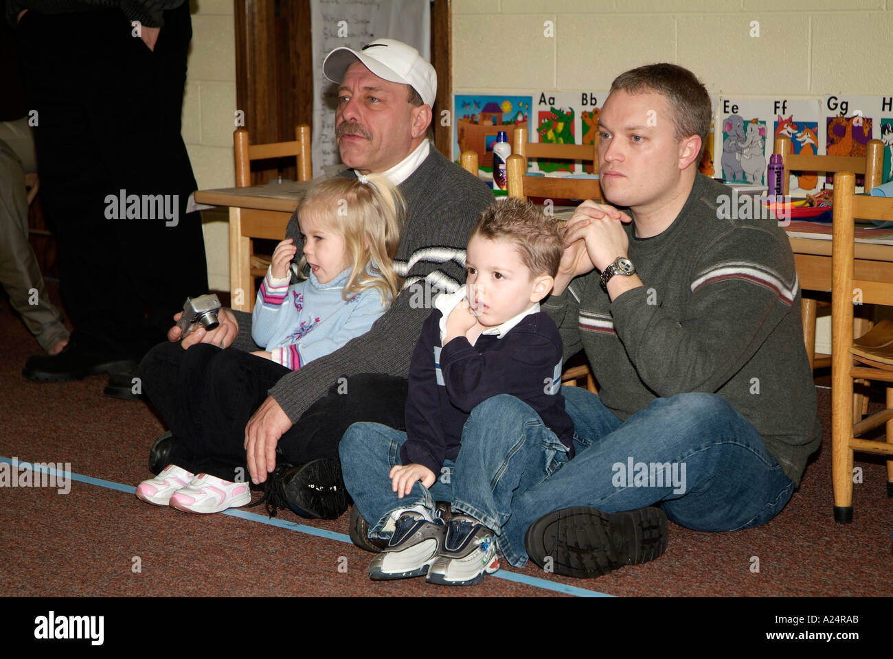 I padri sono invitati al loro bambino s pre scuola per dimostrazioni di ciò che i bambini imparano in 3 4 e 5 anno di età prescolare Foto Stock
