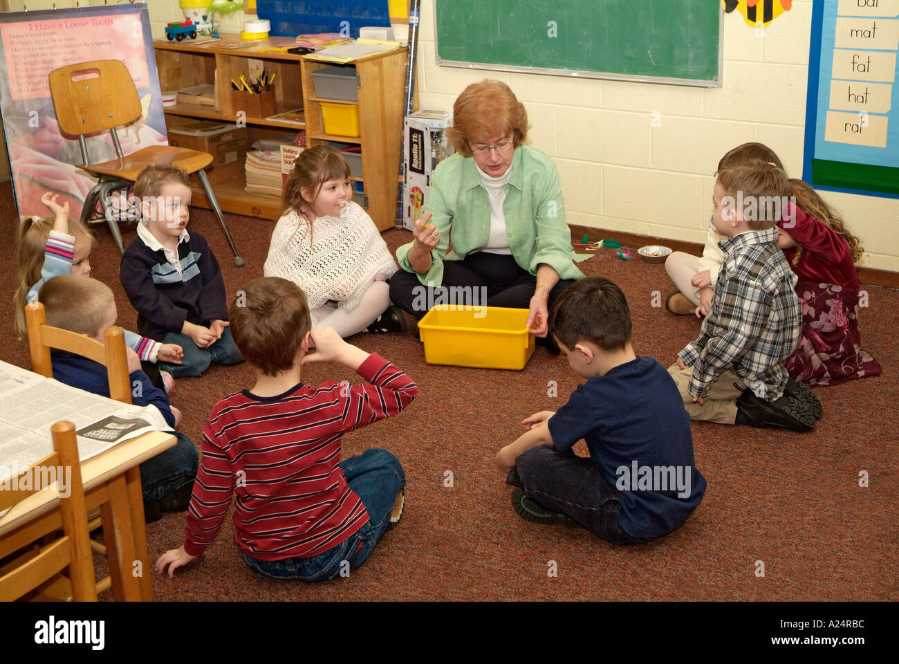 I padri sono invitati al loro bambino s pre scuola per dimostrazioni di ciò che i bambini imparano in 3 4 e 5 anno di età prescolare Foto Stock