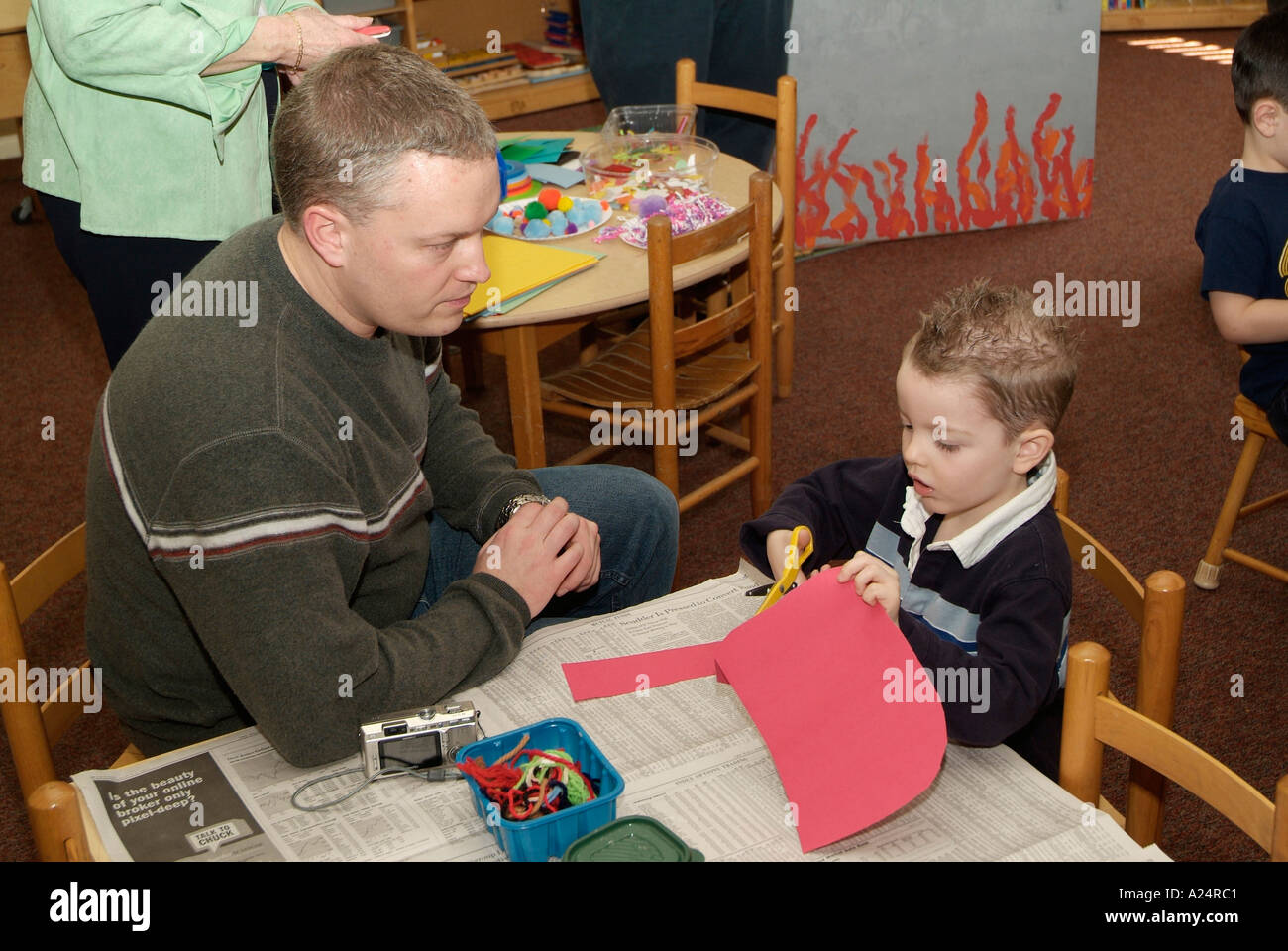 I padri sono invitati al loro bambino s pre scuola per dimostrazioni di ciò che i bambini imparano in 3 4 e 5 anno di età prescolare Foto Stock