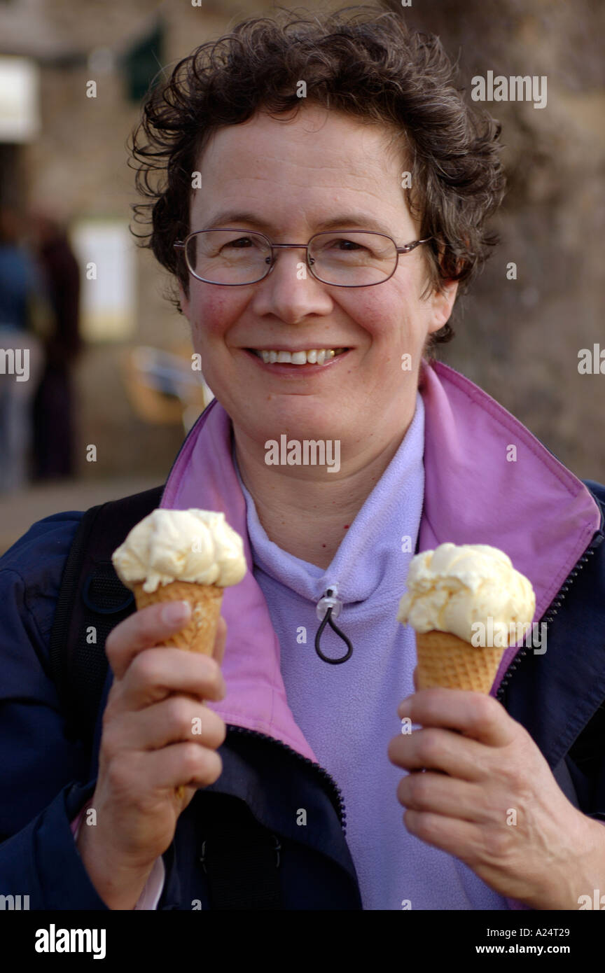 Ritratto di donna con due coni gelato e sorridente faccia piena Foto Stock