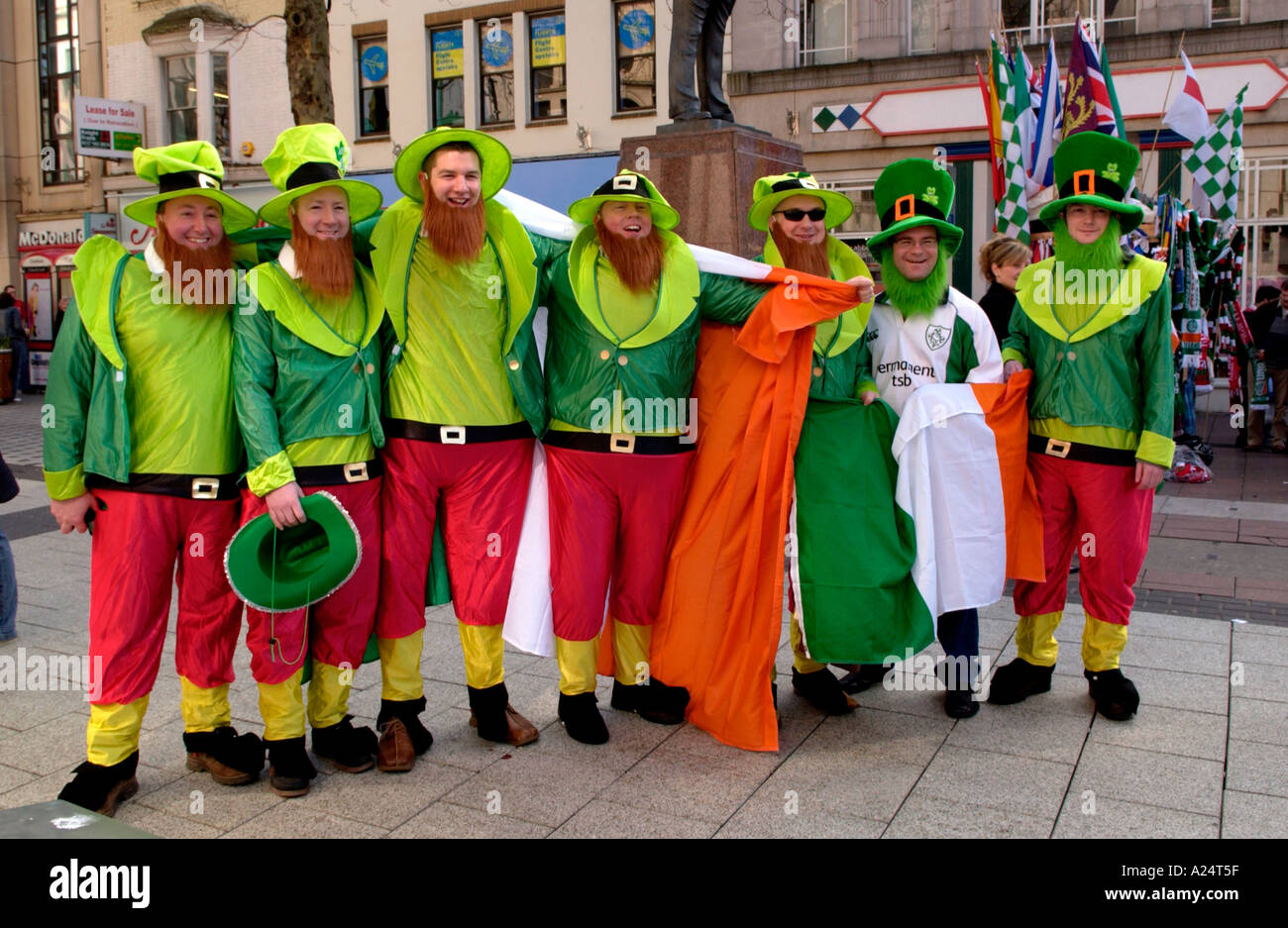 Irish rugby fan in costume a Cardiff per una partita internazionale Foto Stock