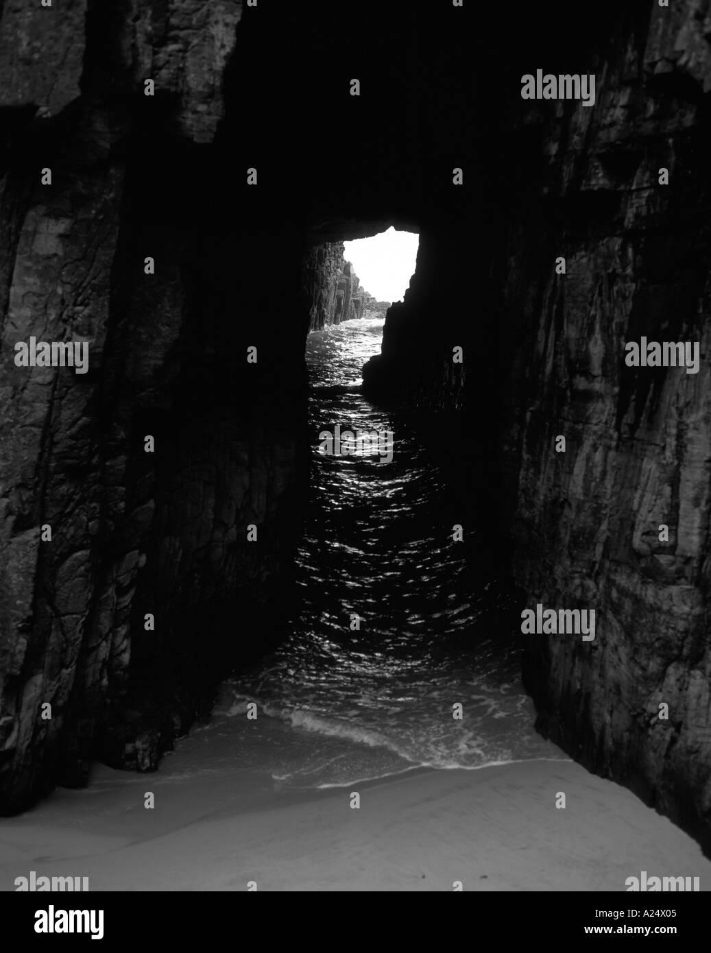 Tunnel, grotta che si affaccia sul mare aperto. Forma a tunnel vicino al profilo della Tasmania Foto Stock