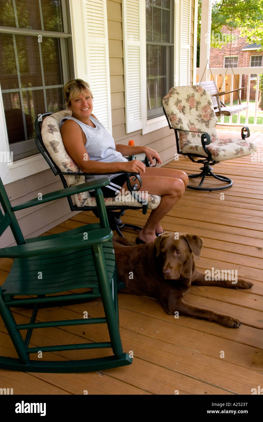 Donna sul portico con il cane Foto Stock
