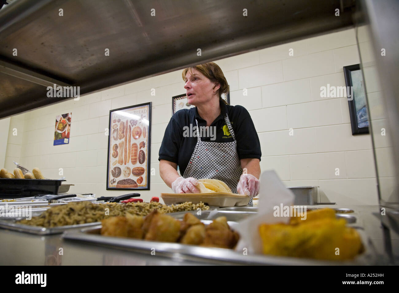 Lansing Michigan un lavoratore serve il pranzo nella caffetteria a Waverly Middle School Foto Stock