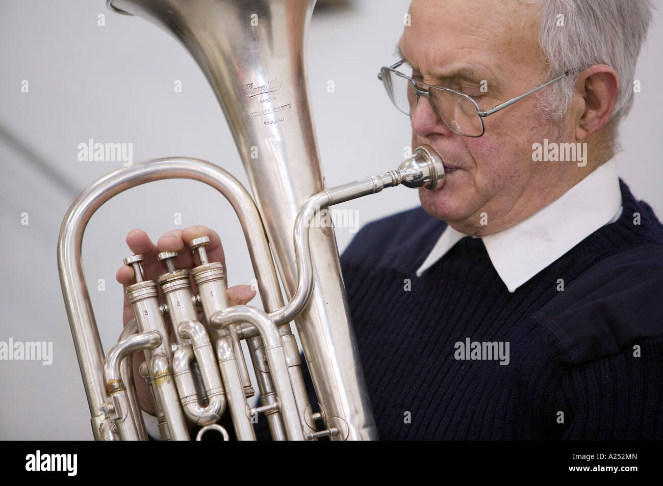Un membro del Kendal Salvation Army Band, Cumbria, Regno Unito Foto Stock
