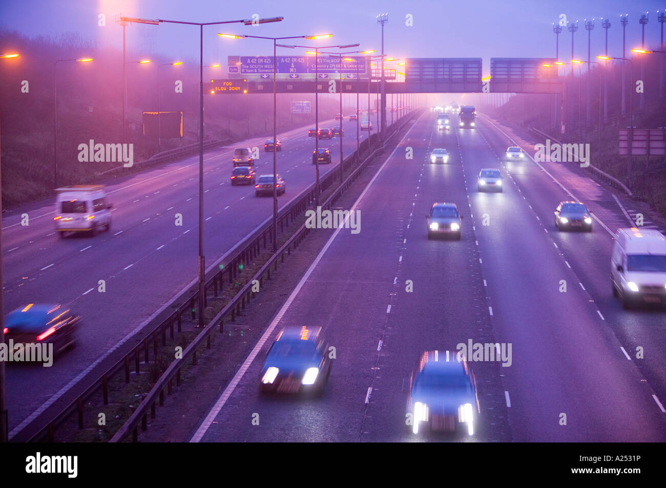 Automobili sulla autostrada M1 vicino a Loughborough, Regno Unito in condizioni di nebbia Foto Stock
