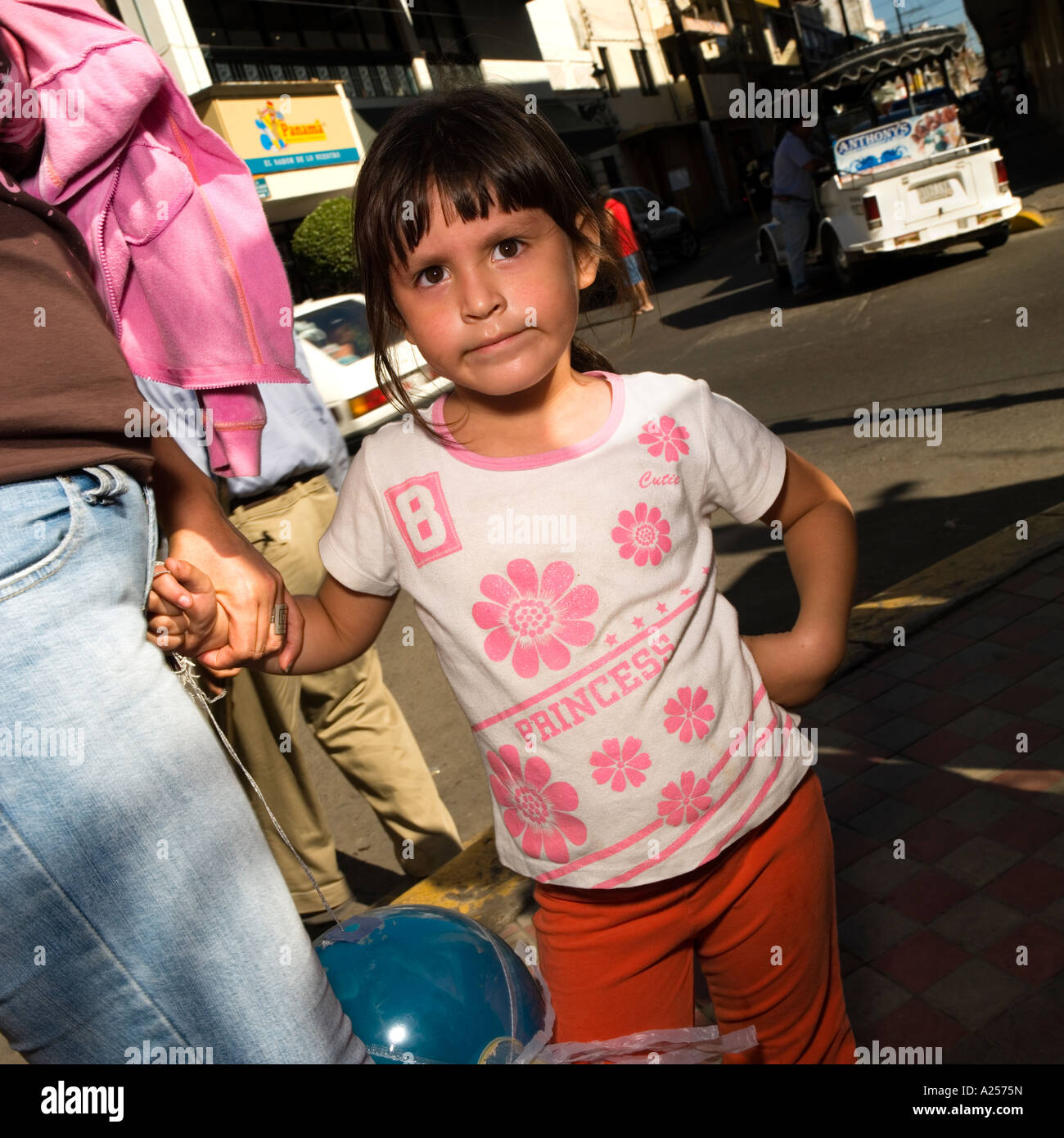 Ragazza che colpiscono una posa mantiene la sua madre la mano per le strade del centro cittadino di Mazatlan Messico Foto Stock