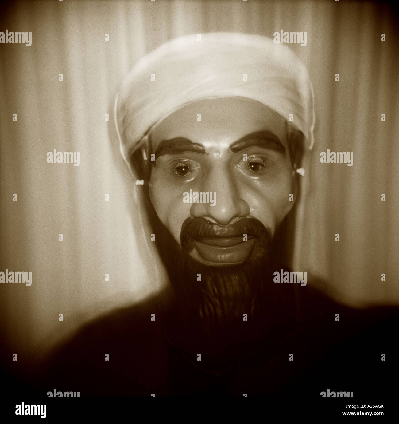 Uomo che indossa Osama Bin Laden Mask Foto Stock