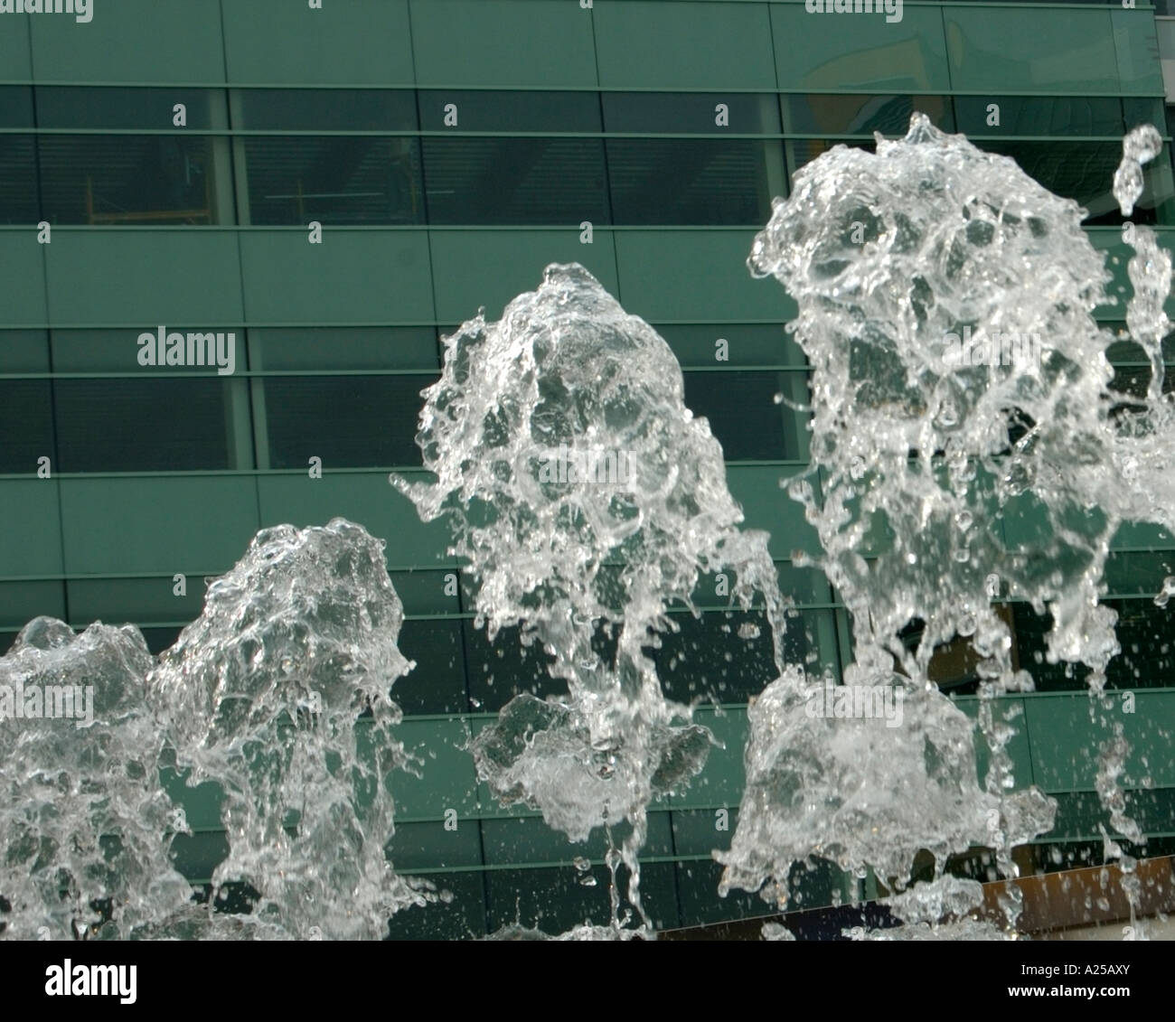 Acqua essendo sparato in aria da una fontana Foto Stock