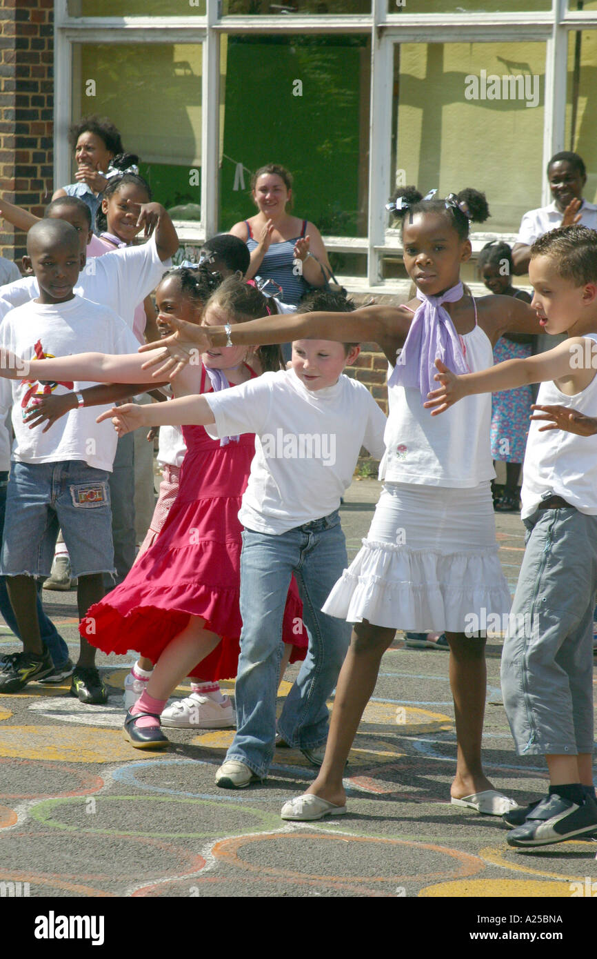 I bambini della scuola elementare di imparare a ballare nel parco giochi Foto Stock