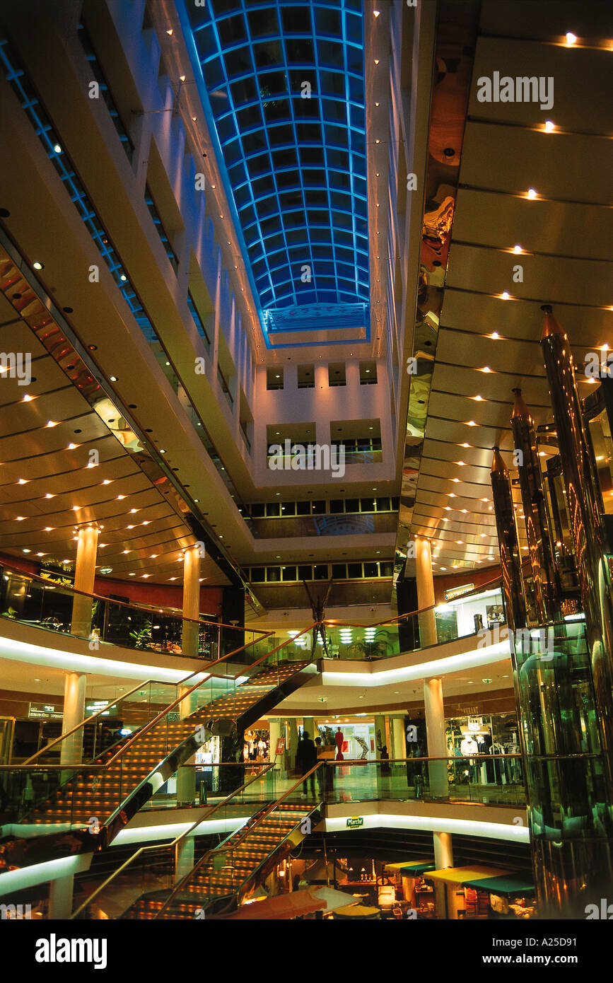 Illuminata luminosamente interno del grande centro commerciale Foto Stock