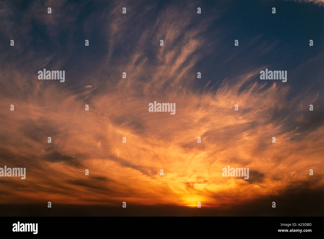 Nuvole colorate da sole di setting Foto Stock