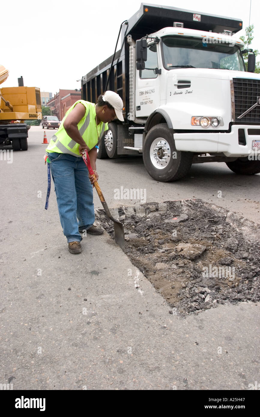 Città nera dipendente la riparazione di una strada di Boston, MA, Stati Uniti d'America Foto Stock