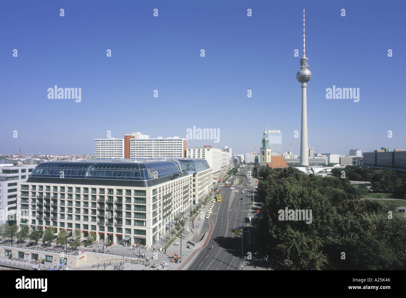 Vista su Karl Liebknecht Road con la Chiesa di Santa Maria, la torre della televisione e Marx-Engels-Forum, Germania Berlino Foto Stock