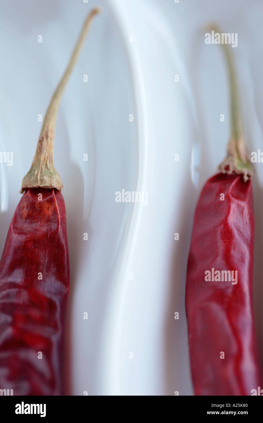 In prossimità di due rosso peperoncino essiccato Foto Stock