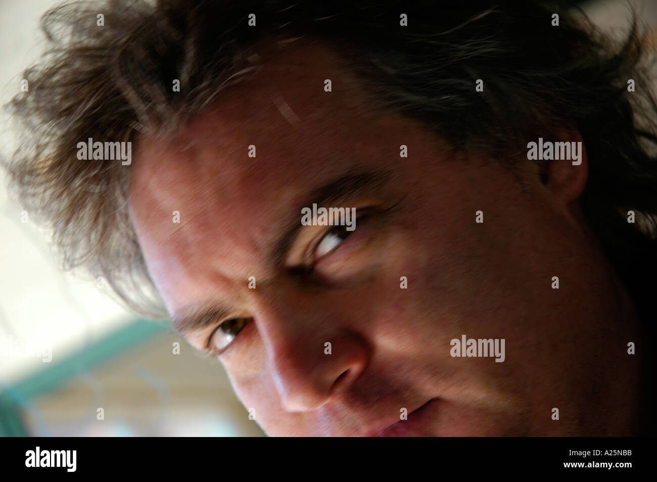 Un uomo di mezza età intorno 40 appoggiata ad un coffee shop counter Foto Stock