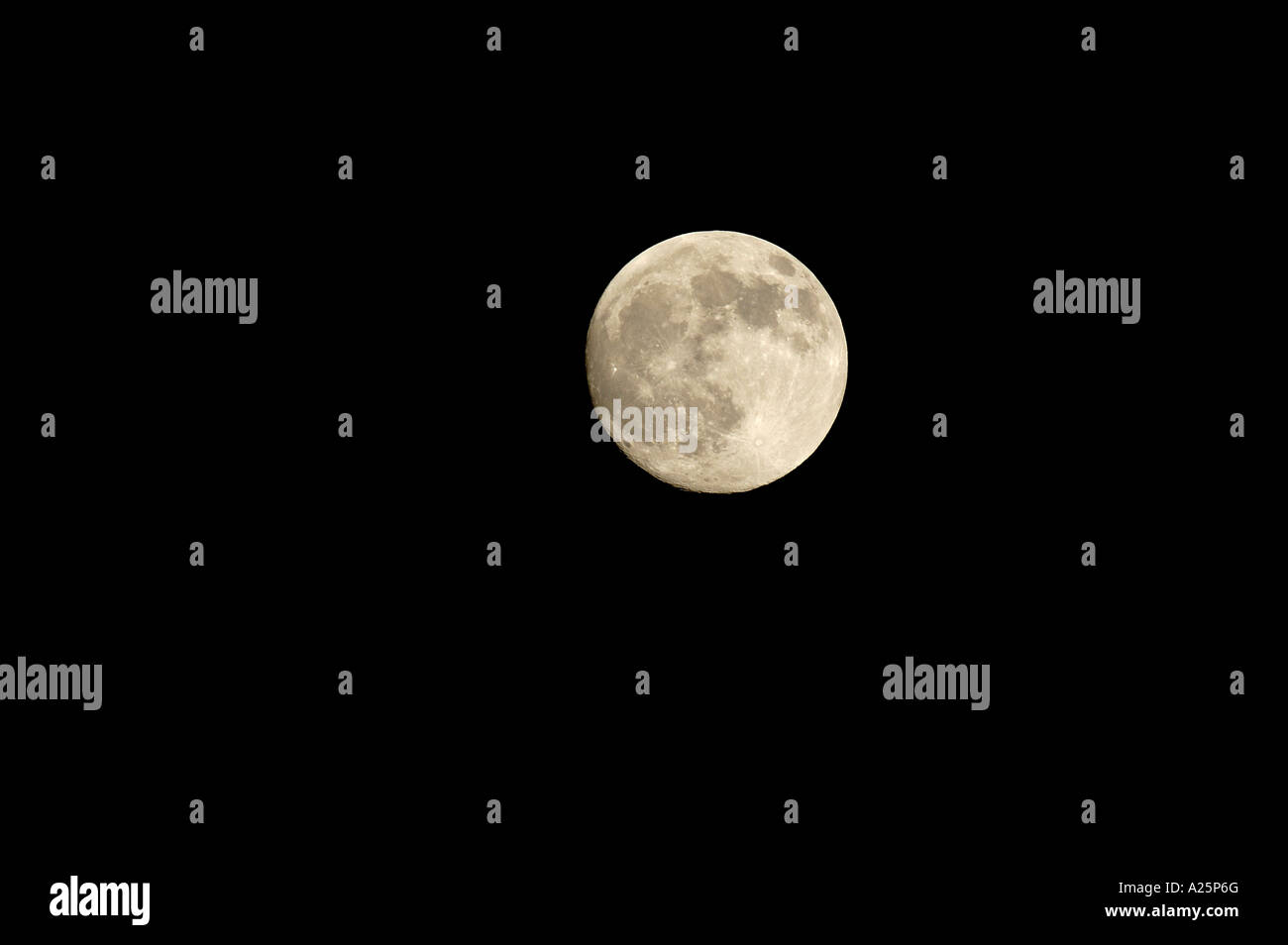 Luna piena contro il cielo nero Foto Stock