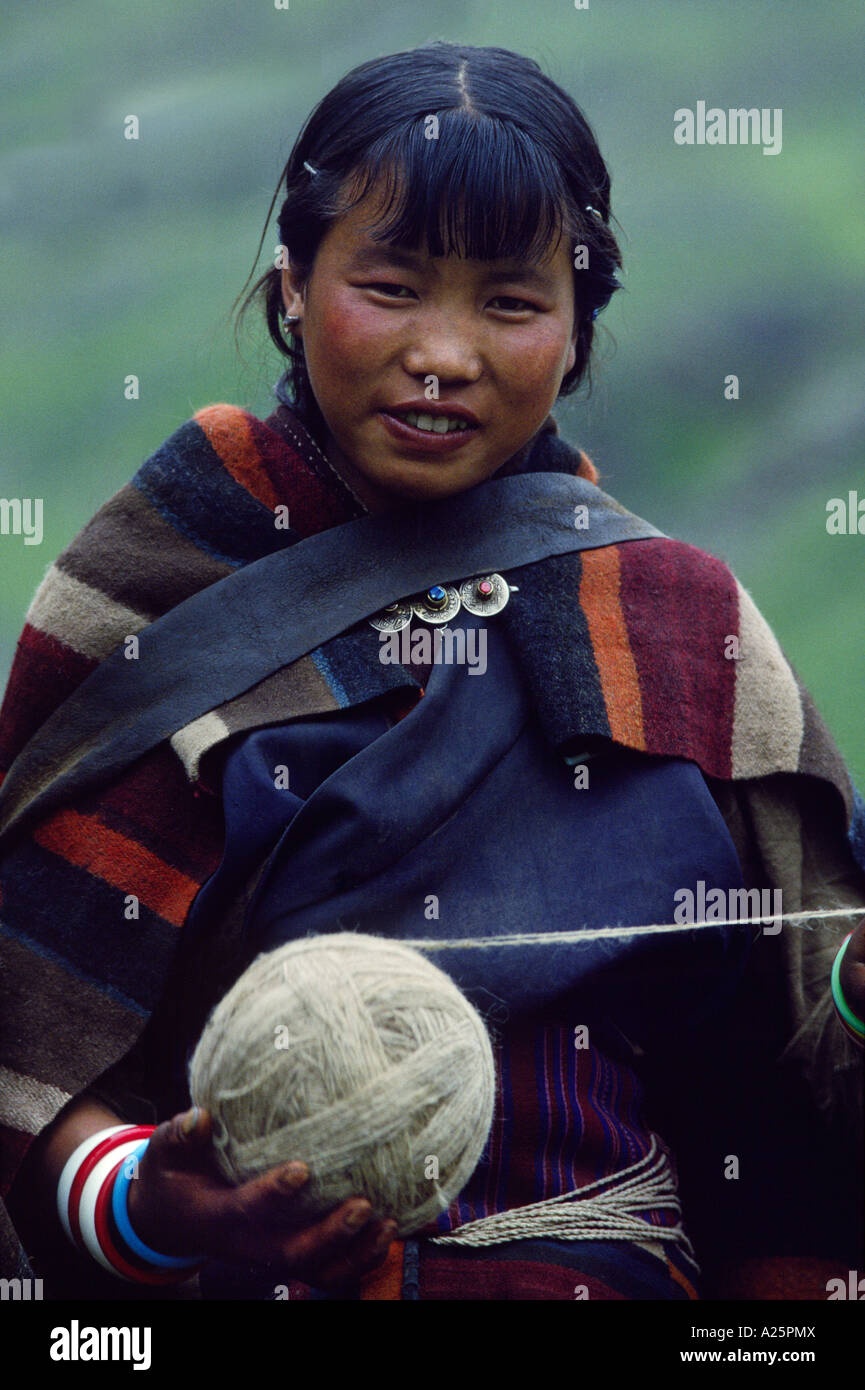 Una ragazza nepalese indossando un blanket di DOLPO detiene una palla di filo in alto a fare TARAP VALLEY FESTIVAL QUARTIERE DOLPO NEPAL Foto Stock