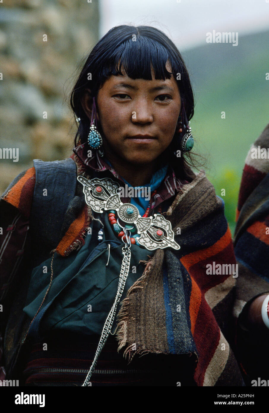 Una ragazza nepalese indossando DOLPO coperta e dorje argento a forma di chiusura in alto a fare TARAP VALLEY FESTIVAL DOLPO NEPAL Foto Stock