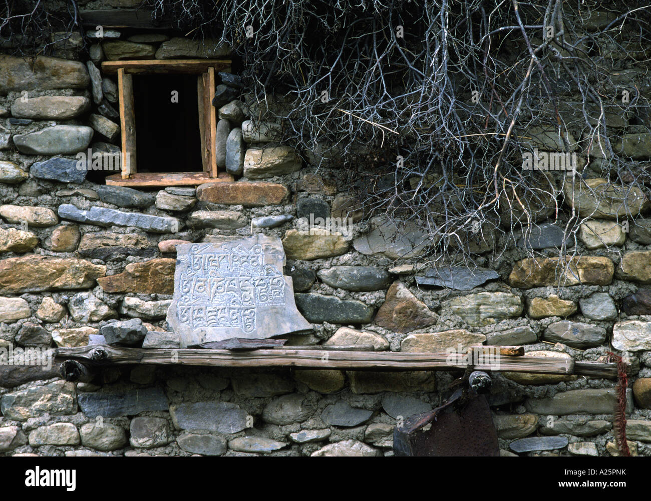 La pietra e il fango DOLPO HOUSE con un scolpito mani di pietra con il buddista tibetana simboli nel fare TARAP VALLEY QUARTIERE DOLPO NEPAL Foto Stock
