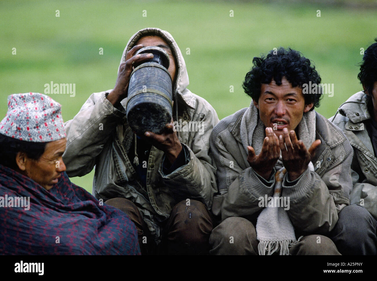 DOLPO uomini bere CHANG liquor durante un tibetano buddista Festival nel fare TARAP VALLEY DOLPO NEPAL Foto Stock