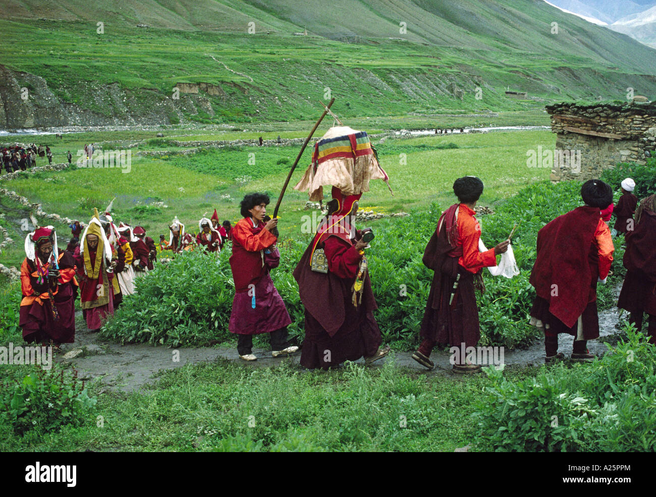 La processione dei monaci a JAGLUNG in monastero buddista tibetana FESTIVAL NEL FARE TARAP VALLEY QUARTIERE DOLPO NEPAL Foto Stock