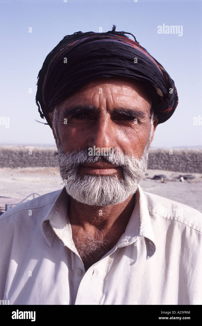 Un uomo pakistano che vivono nella remota e arida regione povera di Balochistan settentrionale al confine con l Afghanistan Foto Stock