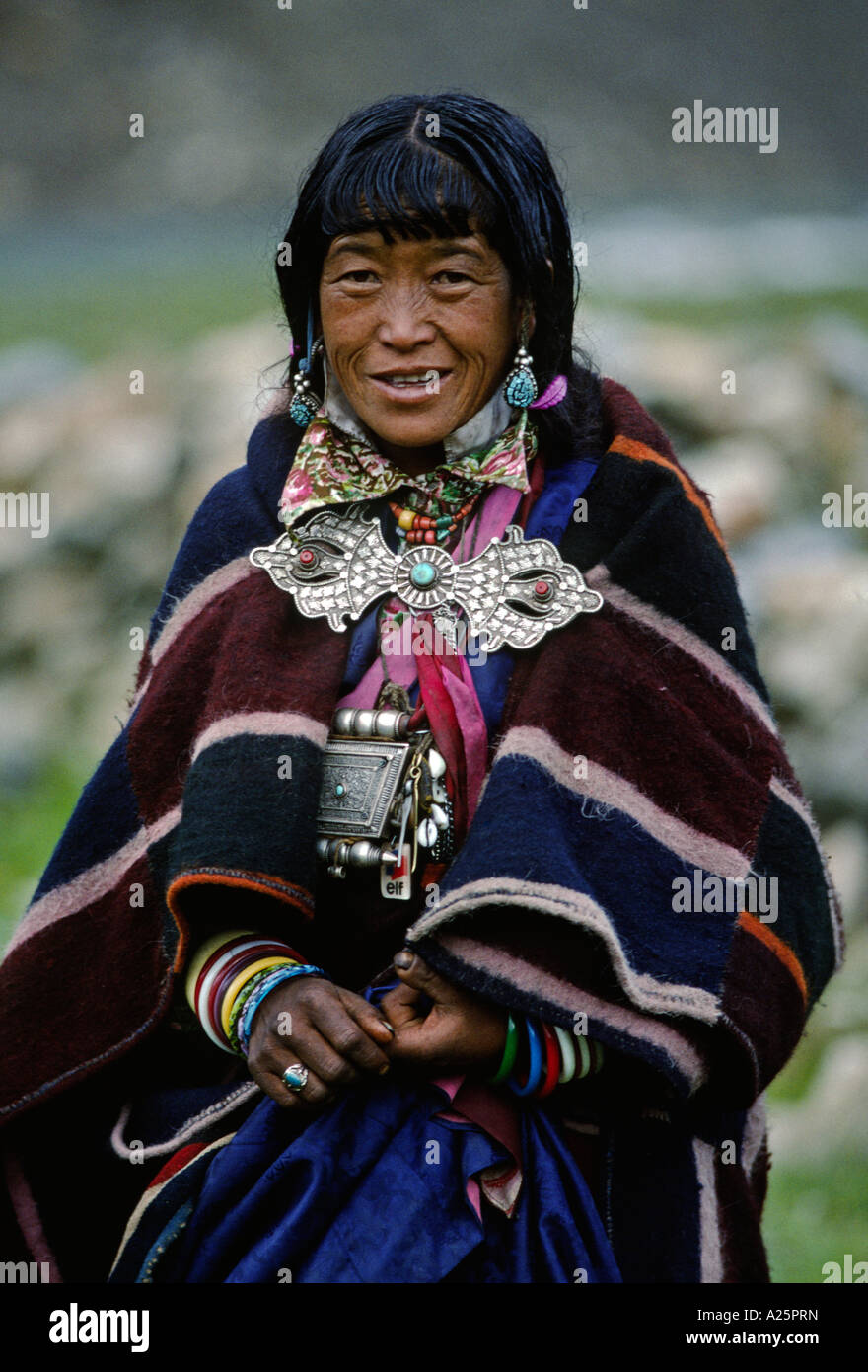 Bella Donna con fibbia DORJE partecipa ad un festival estivo nel fare TARAP VALLEY QUARTIERE DOLPO NEPAL Foto Stock