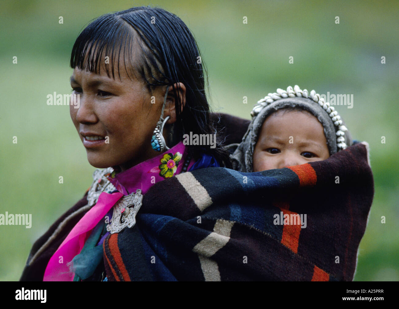 Donna e bambino in DOLPO coperta e chiusura in argento a un tibetano buddista Festival in DO TARAP VALLEY DOLPO NEPAL Foto Stock