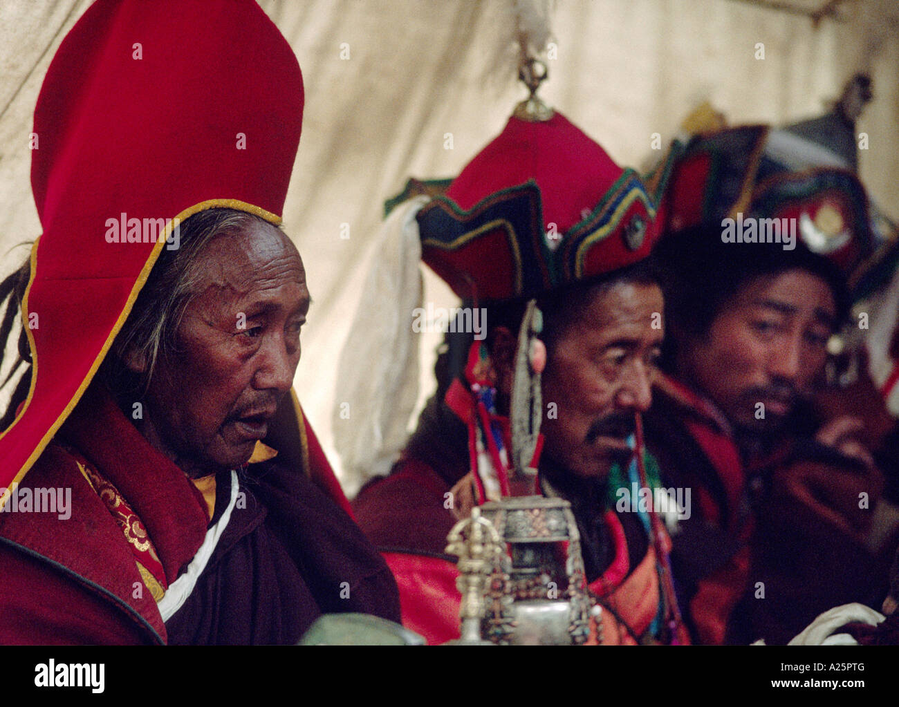 Buddisti e Monaci BONPO benedire i credenti ad un tibetano buddista Festival in DO TARAP VALLEY QUARTIERE DOLPO NEPAL Foto Stock