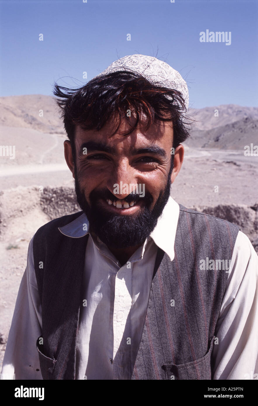 Un giovane uomo pakistano che vivono nella remota e arida regione povera di Balochistan settentrionale al confine con l Afghanistan Foto Stock