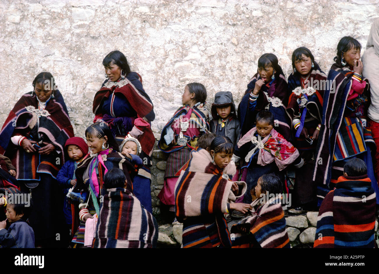 Le donne e i bambini in DOLPO coperte a raccogliere un tibetano buddista Festival nel fare TARAP VALLEY QUARTIERE DOLPO NEPAL Foto Stock
