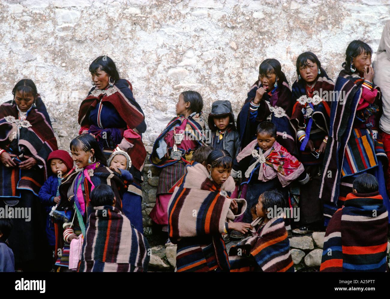 Le donne e i bambini in DOLPO coperte a raccogliere un tibetano buddista Festival nel fare TARAP VALLEY DOLPO NEPAL Foto Stock