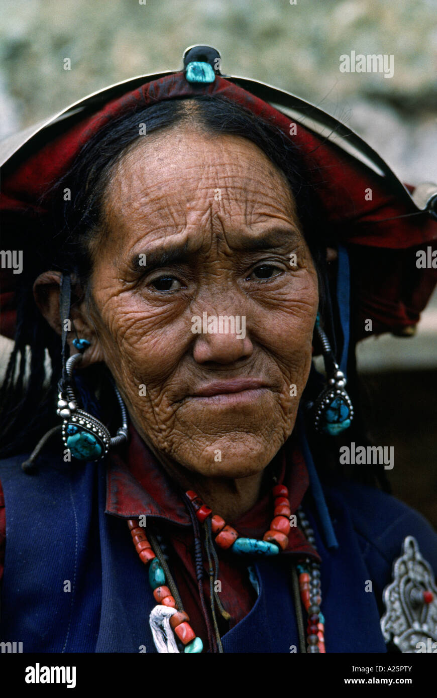 Donna con stile vecchio pezzo di testa e chiusura in argento a un tibetano buddista Festival nel fare TARAP VALLEY QUARTIERE DOLPO NEPAL Foto Stock