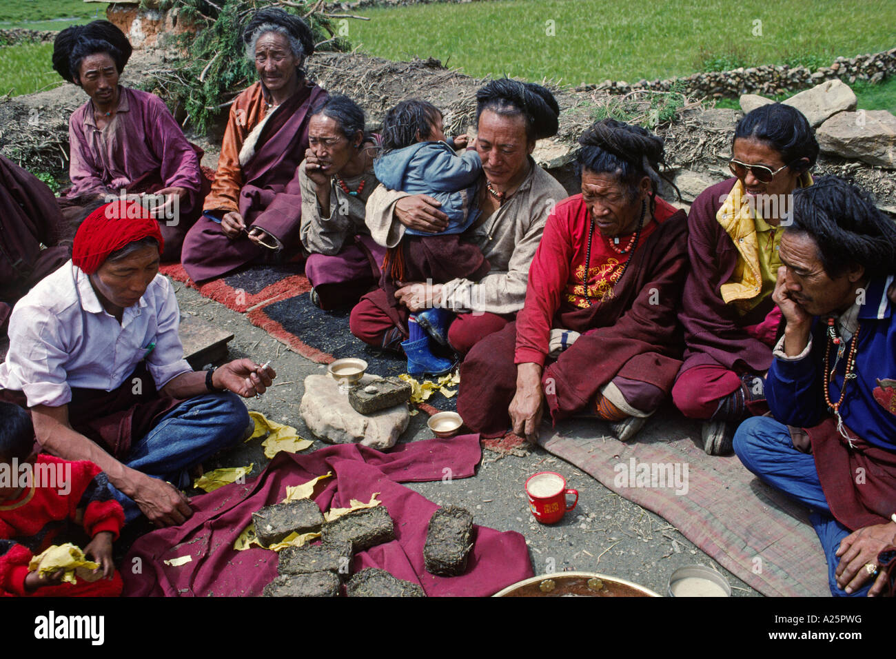 Monaci buddisti tibetani dividere il denaro e il tè donati dagli abitanti locali in un festival in DO TARAP VALLEY QUARTIERE DOLPO NEPAL Foto Stock