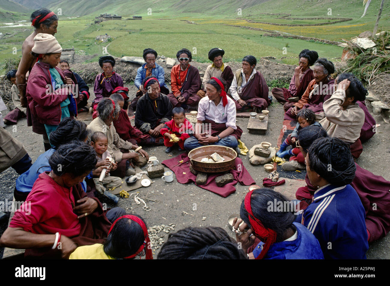 Monaci buddisti tibetani dividere il denaro e il tè donati dagli abitanti locali in un festival in DO TARAP VALLEY QUARTIERE DOLPO NEPAL Foto Stock