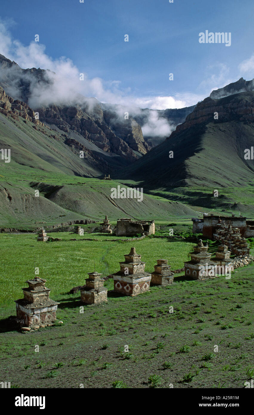 Buddista Tibetana CHORTENS distendersi in una linea curva in tutta la valle di TARAP QUARTIERE DOLPO NEPAL Foto Stock