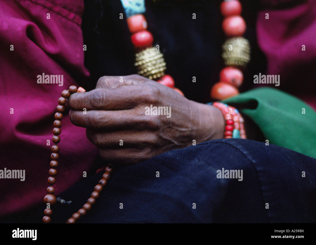 DOLPO donna perle conta sul suo rosario buddista e indossa un corallo turchese e collana in oro DOLPO DISTRICT NEPAL Foto Stock