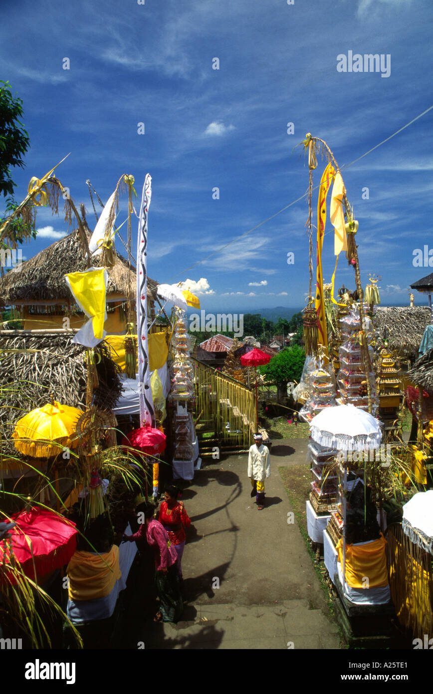 Adoratori alla cerimonia nel tempio Batur Bali Indonesia Foto Stock