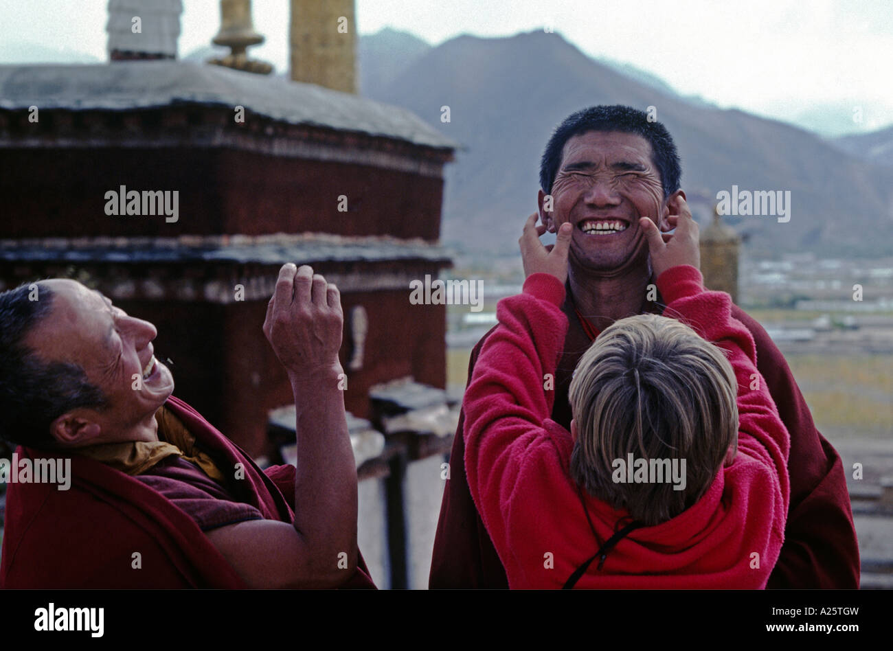 Bodhi Garrett intrattiene il Ma Shee Lama del Monastero di Sera il suo aiutante LHASA TIBET Foto Stock