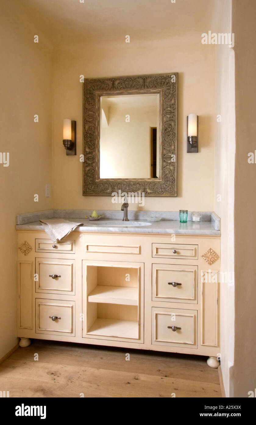 Armadi personalizzati lavabo specchio in uno spogliatoio di un CALIFORNIA CASA DI LUSSO Foto Stock