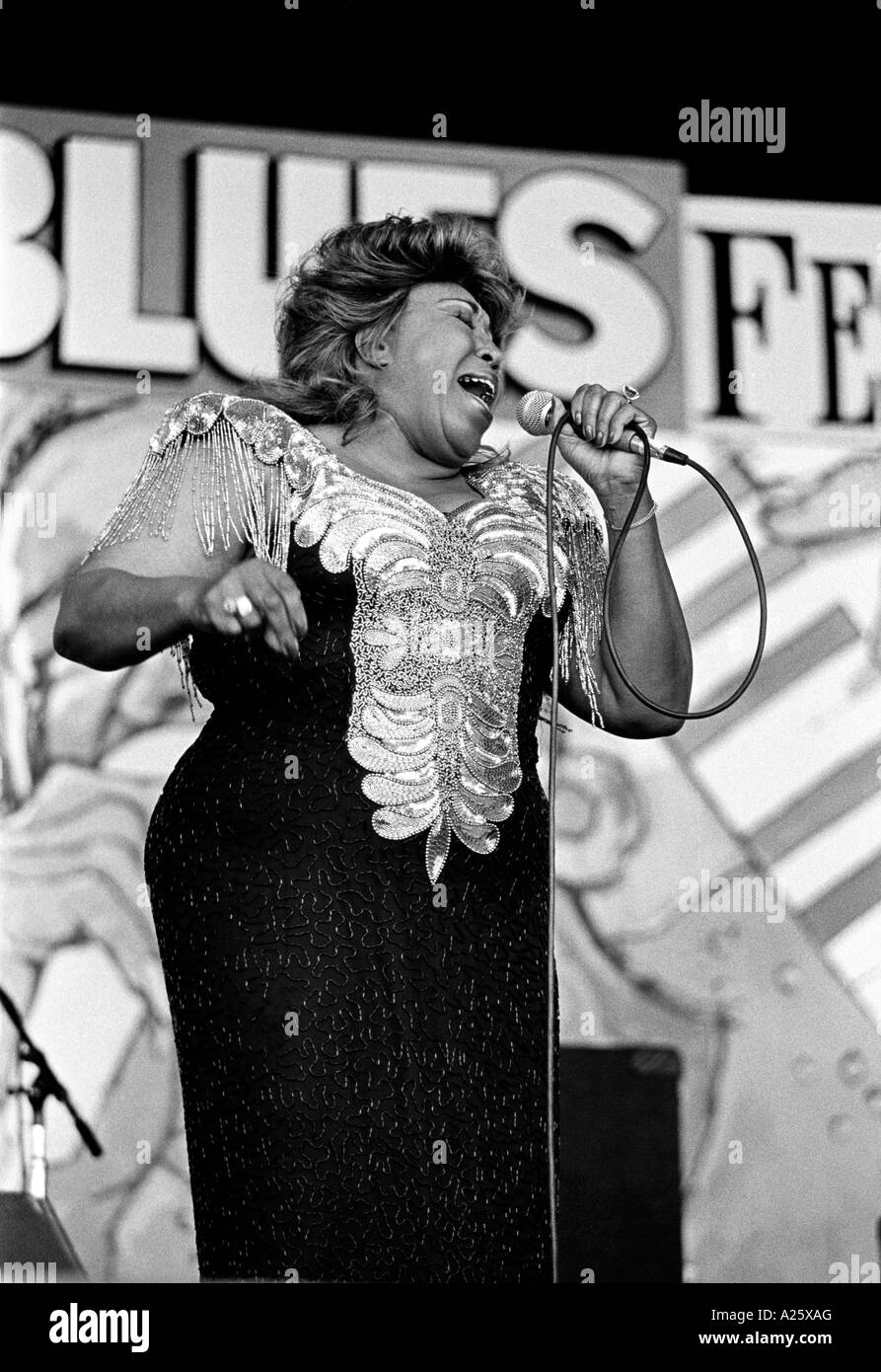 Femmina cantante blues suona presso la baia di Monterey Blues Festival di Monterey in California Foto Stock