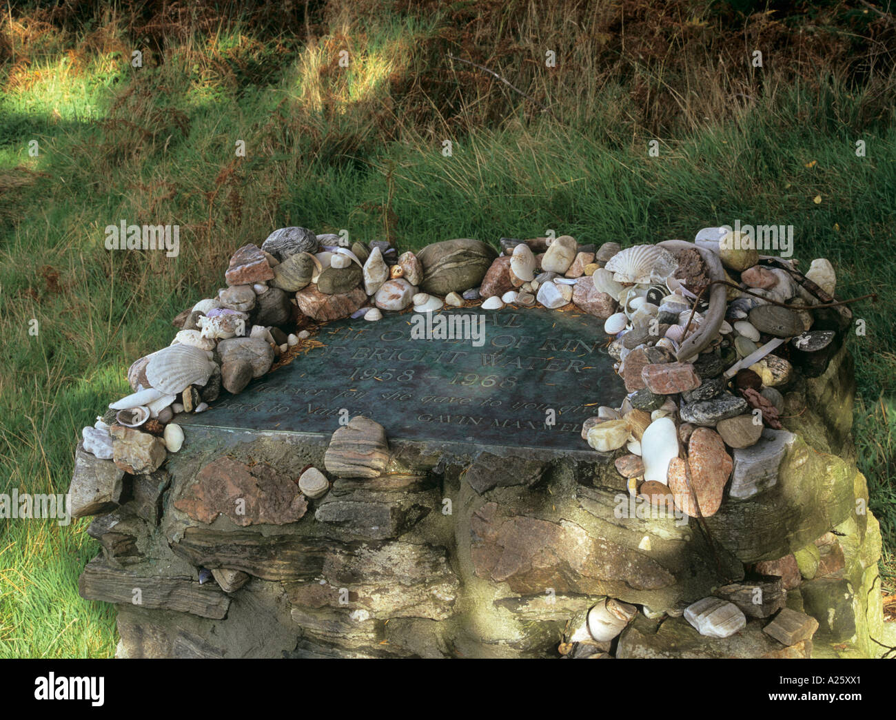 MEMORIAL CAIRN per edal la lontra immortalata da Gavin Maxwell nel suo libro anello luminoso di acqua. Sandaig Highland Scozia UK Foto Stock