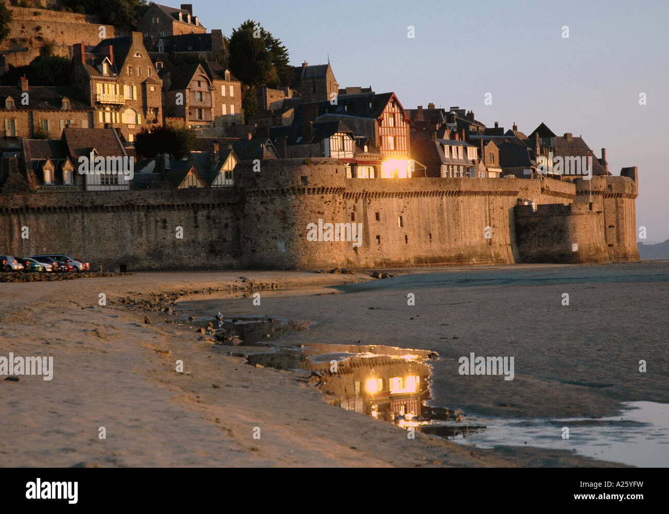 Vista Mont Saint Michel Monte San St S Michael canale inglese La Manche meraviglia Normandia Normandie Nord Ovest della Francia Europa Foto Stock