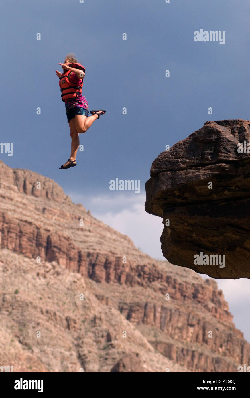 Rafters divertirsi facendo un 40 piedi salto nel fiume Colorado e il Grand Canyon National Park in Arizona Foto Stock