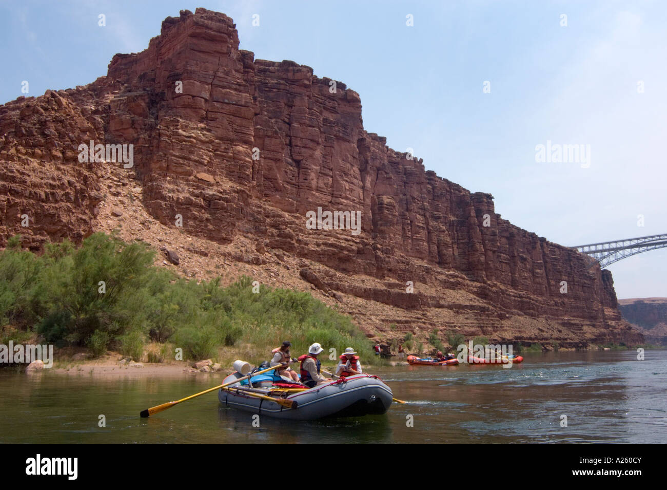 Travi a vista e NAVAJO ponte che attraversa il fiume Colorado al di sotto di Lee s gateway di traghetto a rafting il Grand Canyon Arizona Foto Stock